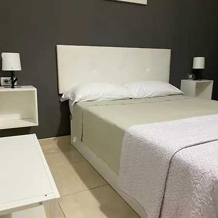 Deluxe In Shared In Cristianos Playa Habitacionstanza Air-conditioned