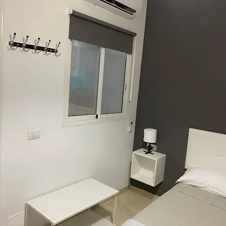 Deluxe In Shared In Cristianos Playa Habitacionstanza Air-conditioned Homestay