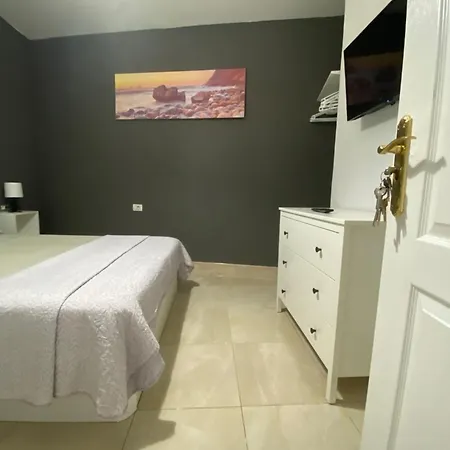 Quarto em Acomodações Particulares Deluxe In Shared In Cristianos Playa Habitacionstanza Air-conditioned