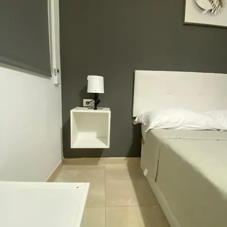 Homestay Deluxe In Shared In Cristianos Playa Habitacionstanza Air-conditioned