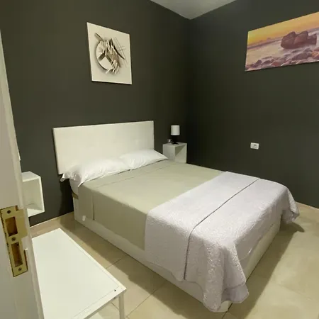 Deluxe In Shared In Cristianos Playa Habitacionstanza Air-conditioned