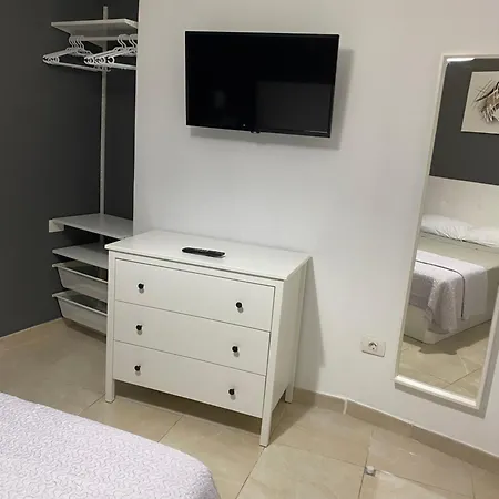 Deluxe In Shared In Cristianos Playa Habitacionstanza Air-conditioned *